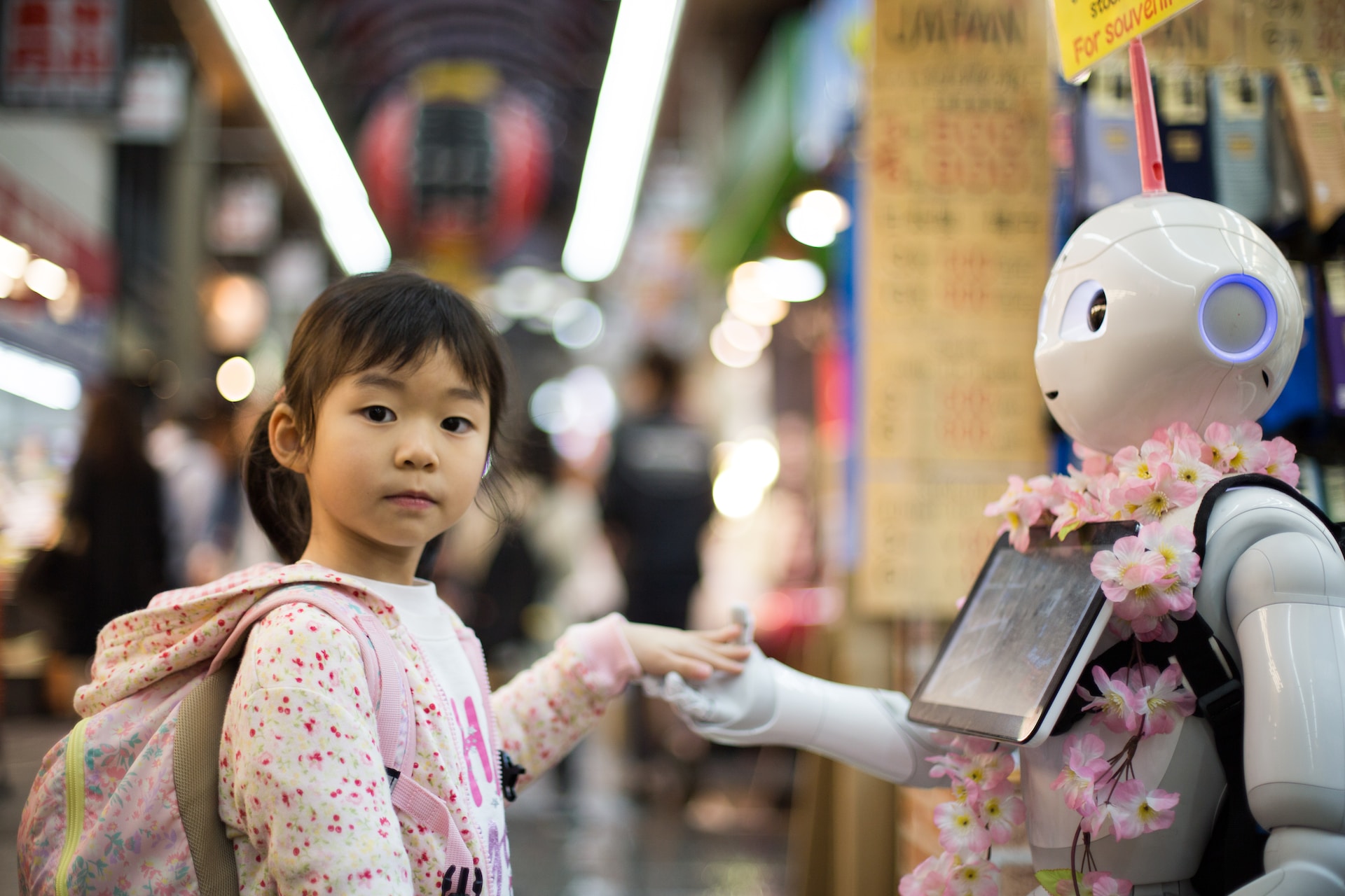 Criança e máquina com inteligência artificial
